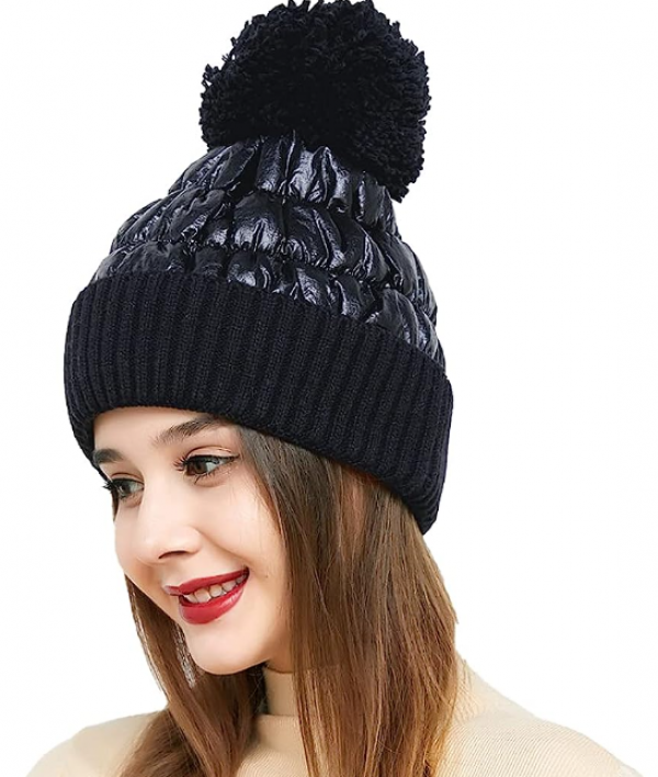 Topi beanie dengan hiasan bulu di ujungnya